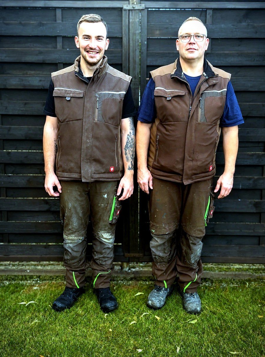 Vater und Sohn von Gartenservice Küppers in Arbeitskleidung